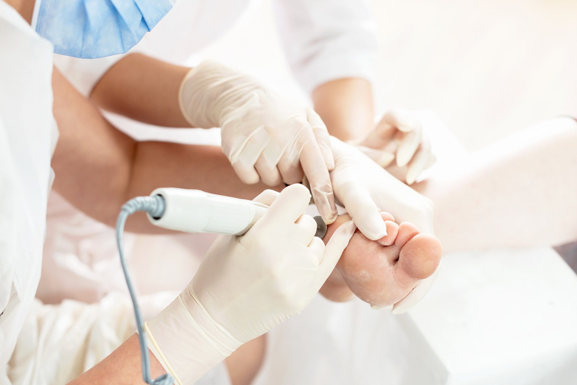 Professionelle kosmetische Fußpflege-Behandlung mit modernem Gerät