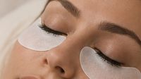 Augen-Spezialbehandlung mit pflegenden Augenpads unter den Augen