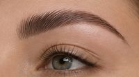 Ergebnis eines Brow Liftings: definierte, voller wirkende Augenbrauen