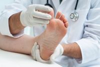 Professionelle Fußuntersuchung mit Handschuhen — Anamnese des Fußes in der kosmetischen Fußpflege-Ausbildung.