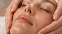 Entspannende Gesichtsmassage während der Premium-Gesichtsbehandlung im Beauty Room