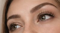 Kombination aus Korean Lash Lifting und Brow Lifting an Wimpern und Augenbrauen