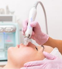 Hydrafacial-Anwendung bei einer Frau in einem Kosmetikstudio.