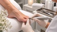 Professionelle Fußpflege: Nagelbearbeitung mit dem Schleifgerät