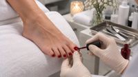 Pediküre mit Shellac: gepflegte Füße mit langanhaltendem Farblack