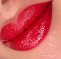 Nahaufnahme von permanent rot pigmentierten Lippen – ein Beispiel für ein makelloses Permanent Make-up.