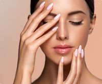 Natürliches Beauty-Porträt eines Modells mit gepflegter Haut und Händen im Gesicht