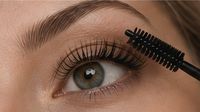Naturwimpern werden mit einem Bürstchen gefärbt